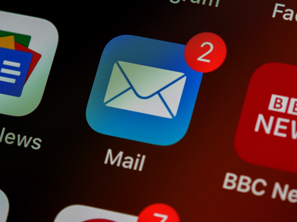 Пошта в контексті справи: як інтеграція Gmail і Outlook з CRM економить час юриста
